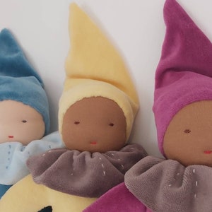 Geelbruine huid zachte waldorfpop | Handgemaakte pop 23 cm | Steinerpop | Eerste vrijetijdspop