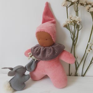 Pop met donkere huidskleur zalm | Handgemaakte pop 23 cm | Steinerpop | Eerste vrijetijdspop