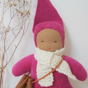 Zachte waldorfpop fuchsiabruine huid | Handgemaakte pop 23 cm | Steinerpop | Eerste vrijetijdspop
