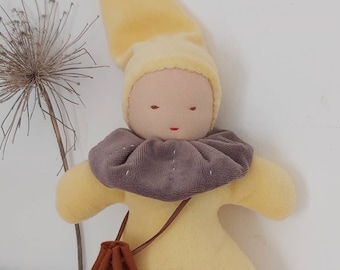 Bambola Waldorf / Bambola morbida gialla / Bambola fatta a mano da 9" (23 cm)
