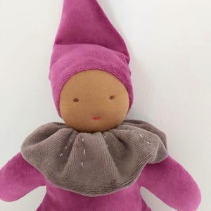 Zachte waldorfpop met paarse huid | Handgemaakte pop 23 cm | Steinerpop | Eerste vrijetijdspop