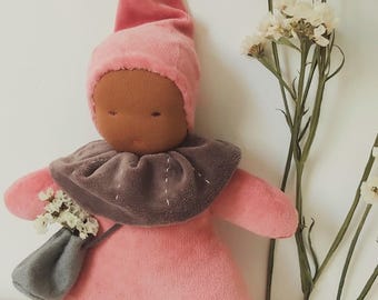Muñeca Waldorf / Muñeca suave de color rosa rubor de 23 cm (9") / Muñeca Waldorf de piel oscura / Juguete hecho a mano relleno de lana