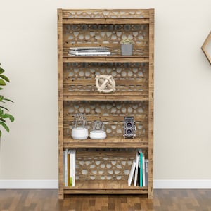 Puede incluir: Una estanter&iacute;a de madera con un patr&oacute;n geom&eacute;trico en la parte delantera. La estanter&iacute;a tiene cinco estantes y est&aacute; llena de libros, plantas y objetos decorativos.