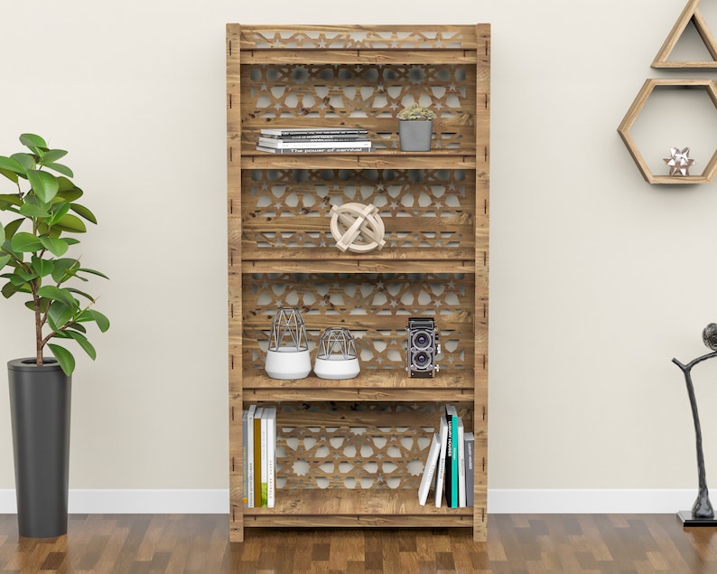 Puede incluir: Una estanter&iacute;a de madera con un patr&oacute;n geom&eacute;trico en la parte delantera. La estanter&iacute;a tiene cinco estantes y est&aacute; llena de libros, plantas y objetos decorativos.