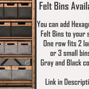 Puede incluir: Una estanter&iacute;a de madera con tres estantes, cada uno lleno de cestas de almacenamiento de fieltro. Las cestas est&aacute;n disponibles en gris y negro. El texto "Felt Bins Available" se muestra encima de la estanter&iacute;a, seguido de instrucciones sobre c&oacute;mo usar las cestas y un enlace a la descripci&oacute;n del producto.