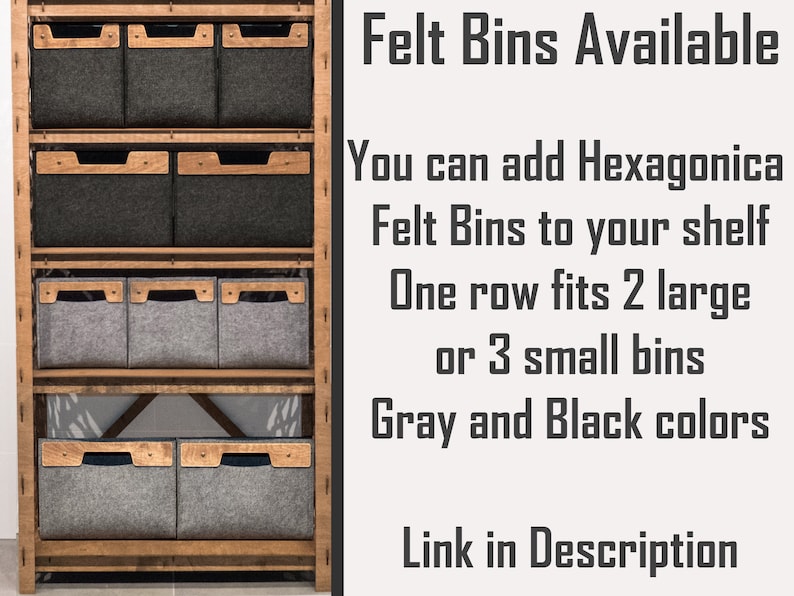 Puede incluir: Una estanter&iacute;a de madera con tres estantes, cada uno lleno de cestas de almacenamiento de fieltro. Las cestas est&aacute;n disponibles en gris y negro. El texto "Felt Bins Available" se muestra encima de la estanter&iacute;a, seguido de instrucciones sobre c&oacute;mo usar las cestas y un enlace a la descripci&oacute;n del producto.