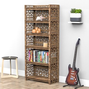 Puede incluir: Una estanter&iacute;a de madera marr&oacute;n con intrincados dise&ntilde;os geom&eacute;tricos. La estanter&iacute;a tiene cinco estantes y est&aacute; llena de libros, objetos decorativos y una planta en maceta. La estanter&iacute;a est&aacute; sobre un suelo de madera.