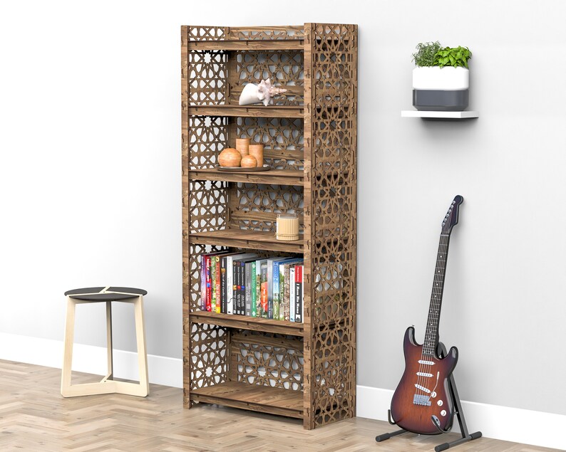Puede incluir: Una estanter&iacute;a de madera marr&oacute;n con intrincados dise&ntilde;os geom&eacute;tricos. La estanter&iacute;a tiene cinco estantes y est&aacute; llena de libros, objetos decorativos y una planta en maceta. La estanter&iacute;a est&aacute; sobre un suelo de madera.