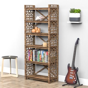 Puede incluir: Una estanter&iacute;a de madera con intrincados dise&ntilde;os geom&eacute;tricos en los lados. Los estantes est&aacute;n llenos de libros, objetos decorativos y una planta en maceta. La estanter&iacute;a est&aacute; sobre un suelo de madera.