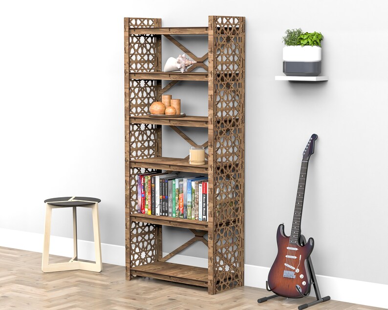 Puede incluir: Una estanter&iacute;a de madera con intrincados dise&ntilde;os geom&eacute;tricos en los lados. Los estantes est&aacute;n llenos de libros, objetos decorativos y una planta en maceta. La estanter&iacute;a est&aacute; sobre un suelo de madera.