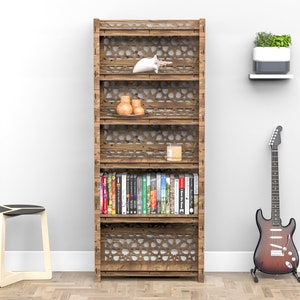 Puede incluir: Una estanter&iacute;a de madera con cinco estantes, que presenta un patr&oacute;n geom&eacute;trico en la parte delantera. Los estantes est&aacute;n llenos de libros, art&iacute;culos decorativos y una planta en maceta. Una guitarra se apoya contra la pared a la derecha de la estanter&iacute;a.