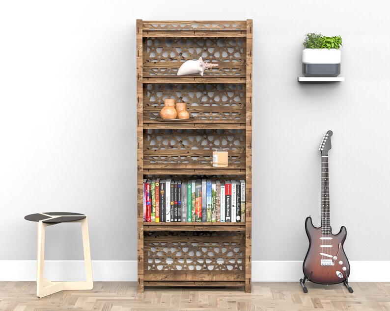 Puede incluir: Una estanter&iacute;a de madera con cinco estantes, que presenta un patr&oacute;n geom&eacute;trico en la parte delantera. Los estantes est&aacute;n llenos de libros, art&iacute;culos decorativos y una planta en maceta. Una guitarra se apoya contra la pared a la derecha de la estanter&iacute;a.