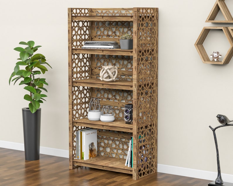 Puede incluir: Una estanter&iacute;a de madera con intrincados recortes geom&eacute;tricos. Los estantes est&aacute;n llenos de libros, plantas y objetos decorativos. La estanter&iacute;a es de color marr&oacute;n claro y tiene un dise&ntilde;o moderno.