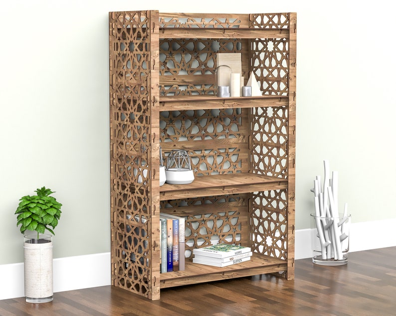 Puede incluir: Una estanter&iacute;a de madera con un patr&oacute;n geom&eacute;trico en los lados y los estantes. La estanter&iacute;a tiene cuatro estantes y est&aacute; llena de libros y objetos decorativos.