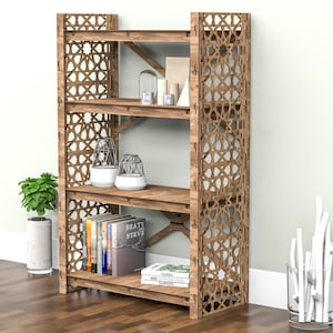Puede incluir: Una estanter&iacute;a de madera con un patr&oacute;n geom&eacute;trico en los lados. Los estantes est&aacute;n llenos de libros, objetos decorativos y plantas. La estanter&iacute;a est&aacute; sobre un suelo de madera.