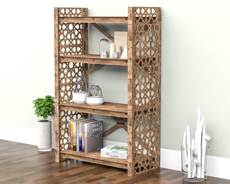 Puede incluir: Una estanter&iacute;a de madera con un patr&oacute;n geom&eacute;trico en los lados. Los estantes est&aacute;n llenos de libros, objetos decorativos y plantas. La estanter&iacute;a est&aacute; sobre un suelo de madera.