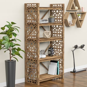 Puede incluir: Una estanter&iacute;a de madera con un patr&oacute;n geom&eacute;trico en los lados. Los estantes est&aacute;n llenos de libros, plantas y objetos decorativos. La estanter&iacute;a est&aacute; sobre un suelo de madera.