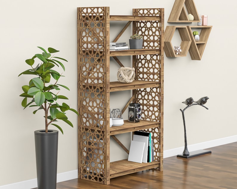 Puede incluir: Una estanter&iacute;a de madera con un patr&oacute;n geom&eacute;trico en los lados. Los estantes est&aacute;n llenos de libros, plantas y objetos decorativos. La estanter&iacute;a est&aacute; sobre un suelo de madera.