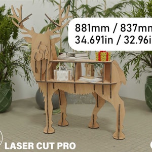 Może przedstawiać: Drewniana półka w kształcie renifera z wieloma półkami. Półka ma wymiary 881 mm x 837 mm. Półka wykonana jest z naturalnego drewna i ma rustykalny wygląd.