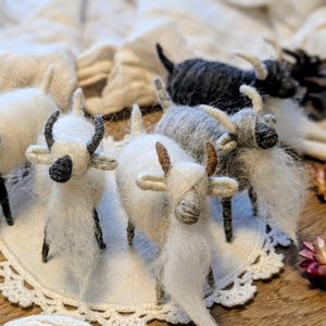 Filz Ziege aus Wolle, Handgemachtes Waldorf-inspiriertes Wolltier, Ziege für Krippe und Jahreszeitentisch, Nachhaltiges Geschenk Ostern