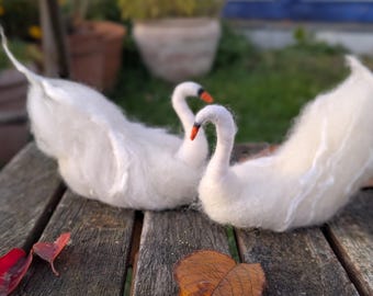 Handgefertigtes Schwanenpaar aus Merinowolle * mit Wolle umwickelt und nadelgefilzt * einzigartiges Valentinstags Geschenk