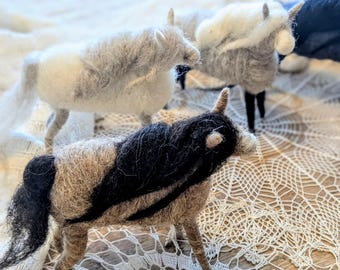 Needle Felted Horse – Miniature Wool Horse for Nativity Scene & Nature Table, Handmade Eco Decor