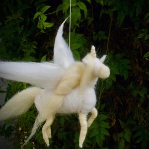 Licorne Pégase en laine, mérinos et fibre de soie, ornement feutré à l’aiguille, laine faite à la main neutre Licorne, bébé mobile, Noël