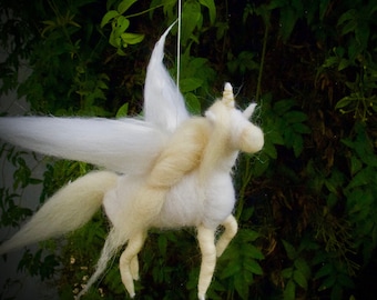 Einhorn Pegasus in weiss, fliegende magische Figur aus Wolle gemacht