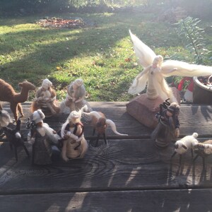 Ensemble complet de nativité de 14 pièces, comprenant Marie, Joseph, l’Enfant Jésus, le Bœuf, l’Âne, le Mouton et le Berger, le Dromadaire, l’Ange et les 3 Mages