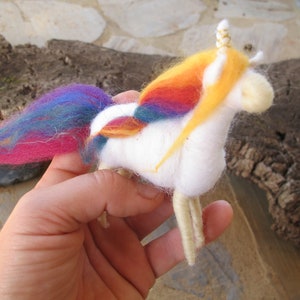 Licorne arc-en-ciel en laine, fibres mérinos et soie, décoration feutrée à l&#39;aiguille, laine faite main sans distinction de sexe Licorne, mobile pour bébé, Noël