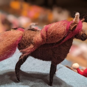 Licorne en laine marron/rose, ornement feutré à l&#39;aiguille, laine faite main neutre entre les sexes Licorne, mobile pour bébé, Noël