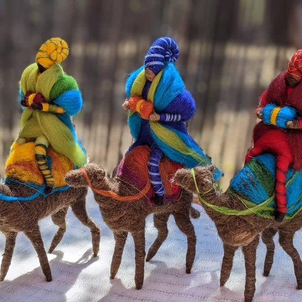 Three Wise Men with 3 dromedaries, natural Crèche with gemstones, nativity scene, handmade Waldorf, fiber Art, Christmas, Merino wool