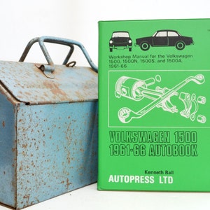 Op de afbeelding: Een werkplaats handleiding voor de Volkswagen 1500, 1500N, 1500S en 1500A, 1961-66. De omslag is groen en wit met een zwart-witte illustratie van een auto en motoronderdelen.