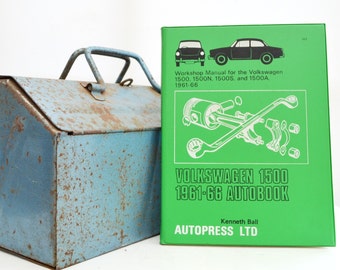 Puede incluir: Un manual de taller para el Volkswagen 1500, 1500N, 1500S y 1500A, 1961-66. La portada es verde y blanca con una ilustración en blanco y negro de un coche y piezas de motor.