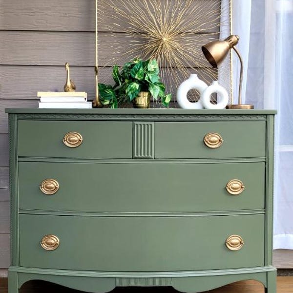 Vintage Hickory Dresser: Uppdaterade gröna, solbelysta mässingshandtag, antika sovrumsmöbler