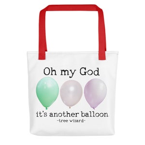 Puede incluir: Bolsa de tela blanca con asas rojas. La bolsa tiene un gráfico de tres globos en diferentes colores pastel y el texto "Oh my God it's another balloon. -tree wizard-."