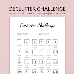 Könnte beinhalten: Eine druckbare Checkliste für die Aufräum-Challenge mit rosa Hintergrund. Der Titel "Declutter Challenge" steht oben, mit einer Liste von Bereichen zum Aufräumen, darunter Speisekammer, Schlafzimmerschrank und Küchenschrank.