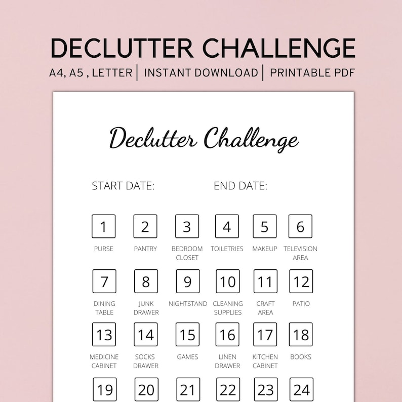 K&ouml;nnte beinhalten: Eine druckbare Checkliste f&uuml;r die Aufr&auml;um-Challenge mit rosa Hintergrund. Der Titel "Declutter Challenge" steht oben, mit einer Liste von Bereichen zum Aufr&auml;umen, darunter Speisekammer, Schlafzimmerschrank und K&uuml;chenschrank.