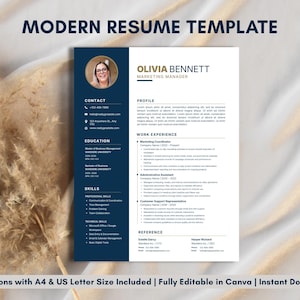 Può includere: Un modello di curriculum vitae moderno con una barra laterale blu navy e sfondo bianco. Il curriculum include sezioni per informazioni di contatto, istruzione, competenze ed esperienza lavorativa. Il testo "MODERN RESUME TEMPLATE" è in alto.