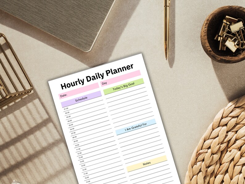 Puede incluir: Un planificador diario por horas imprimible con secciones para el horario, el d&iacute;a, el gran objetivo de hoy, estoy agradecido por, y notas. El planificador tiene un esquema de color rosa claro, verde claro y azul claro.