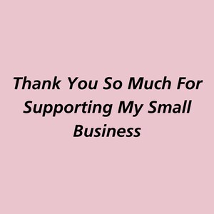 Pu&ograve; includere: Uno sfondo rosa con il testo "Thank You So Much For Supporting My Small Business" in nero.