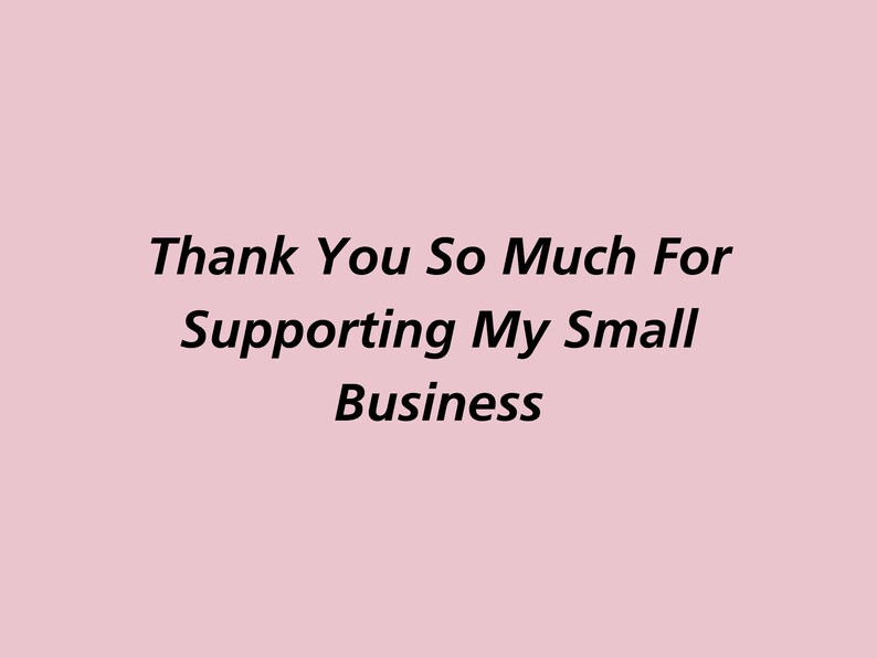 Pu&ograve; includere: Uno sfondo rosa con il testo "Thank You So Much For Supporting My Small Business" in nero.