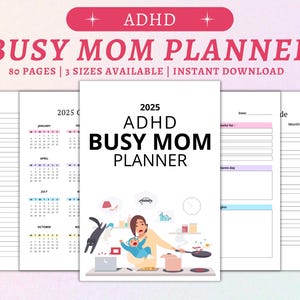 Pu&ograve; includere: Un planner stampabile per mamme impegnate con ADHD. La copertina presenta un'illustrazione di un cartone animato di una mamma che fa juggling con un bambino, un gatto, una padella e un telefono. Il planner include 80 pagine ed &egrave; disponibile in tre dimensioni. Il testo sulla copertina recita "2025 ADHD Busy Mom Planner".
