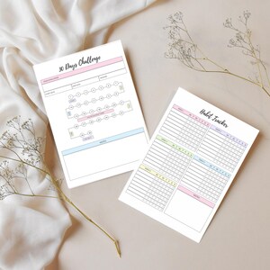 K&ouml;nnte beinhalten: Zwei druckbare Bl&auml;tter f&uuml;r eine 30-Tage-Herausforderung und einen Habit-Tracker. Das 30-Tage-Herausforderungsblatt hat ein rosa-blaues Farbschema mit einem Raster aus Kreisen f&uuml;r jeden Tag. Das Habit-Tracker-Blatt hat ein pastellfarbenes Farbschema mit vier Abschnitten zum Verfolgen von Gewohnheiten.