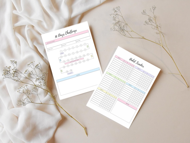 K&ouml;nnte beinhalten: Zwei druckbare Bl&auml;tter f&uuml;r eine 30-Tage-Herausforderung und einen Habit-Tracker. Das 30-Tage-Herausforderungsblatt hat ein rosa-blaues Farbschema mit einem Raster aus Kreisen f&uuml;r jeden Tag. Das Habit-Tracker-Blatt hat ein pastellfarbenes Farbschema mit vier Abschnitten zum Verfolgen von Gewohnheiten.