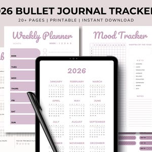 Może przedstawiać: Cyfrowe trackery bullet journal na rok 2026, w tym planer tygodniowy, tracker nastroju i tracker nawyków. Projekt zawiera kalendarz, tablet i długopis. Strony są białe z lawendowymi akcentami.