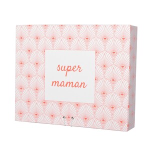 May include: A white box with a pink and white geometric pattern. The box has a white label with the text "super maman" in pink.