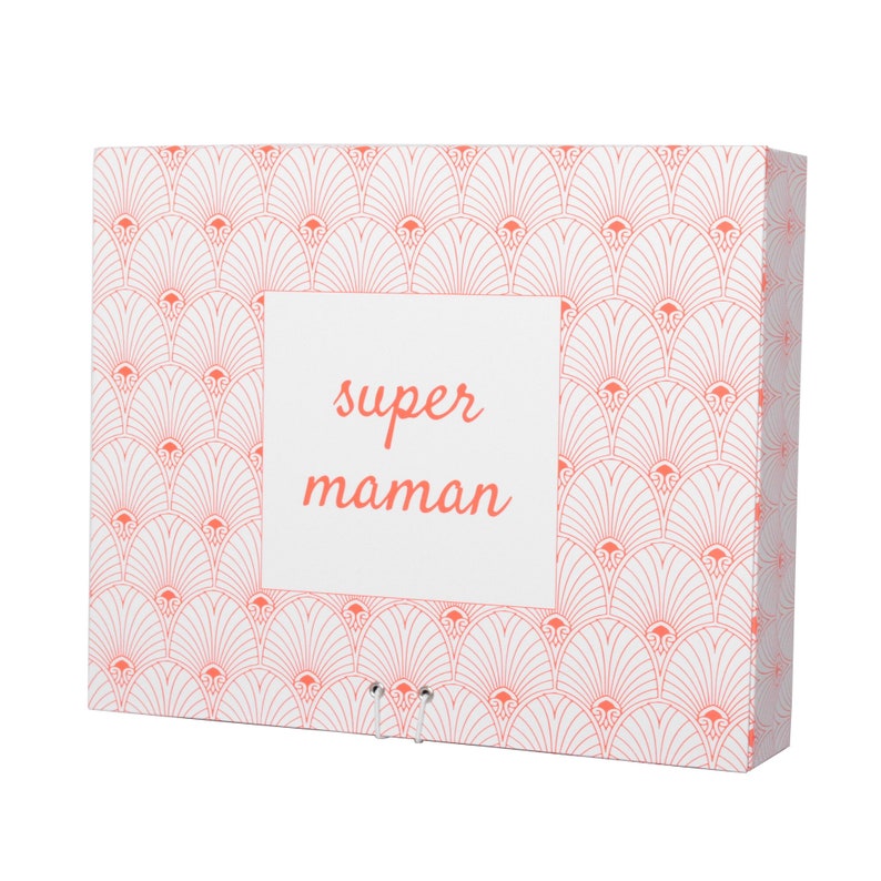 May include: A white box with a pink and white geometric pattern. The box has a white label with the text "super maman" in pink.