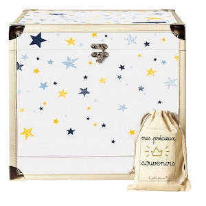 Peut inclure: Une boîte de rangement en bois blanc avec un fermoir doré et un motif d'étoiles bleues et jaunes. La boîte est livrée avec un petit sac en toile beige à cordon qui dit "mes précieux souvenirs" en noir.