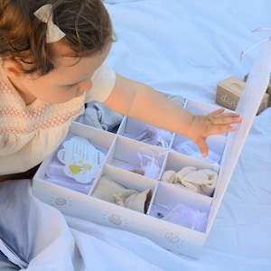 Baby-Erinnerungsbox: Personalisierbare Baby-Erinnerungsbox mit Aufklebern und Organzasäckchen. Souvenirbox Geburt, Taufe...